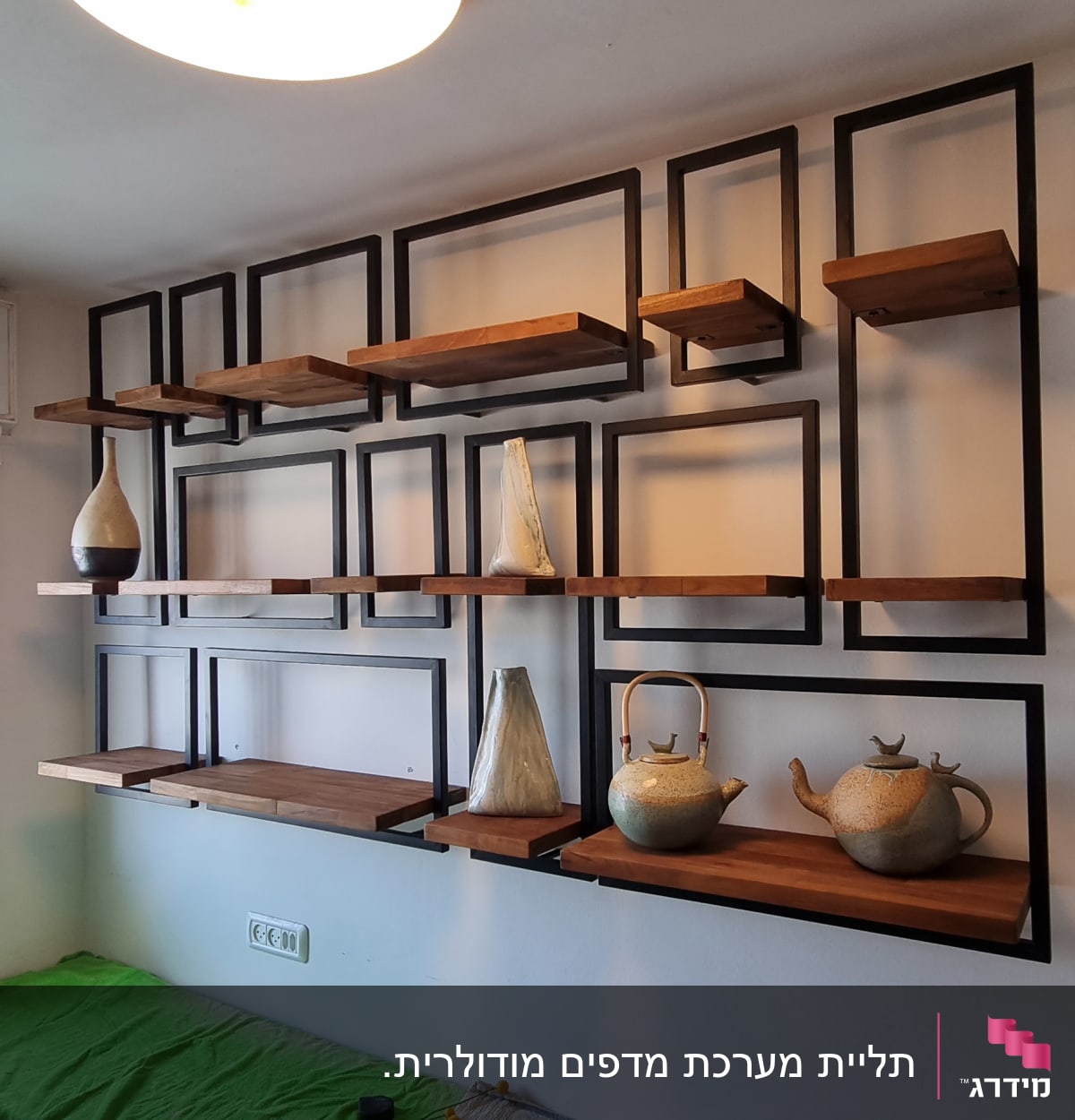 מדפים מעץ ומתכת מותקנים על קיר